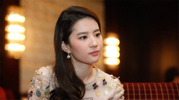 她本想试镜丫鬟角色，却在《甄嬛传》中饰演娘娘走红，长相太重要