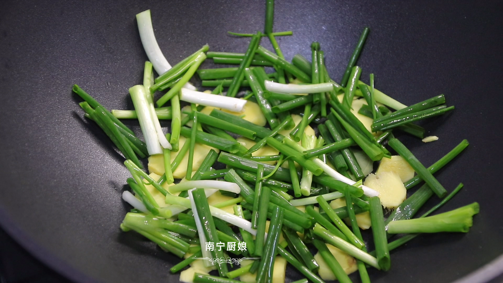 白灼大虾用清水煮就错了，老渔民教我一招，不放一滴水，鲜嫩弹牙