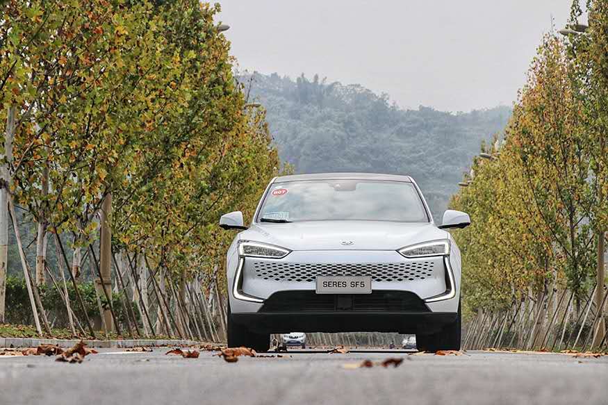 让性能车主欲哭无泪：这车700马力，才33万