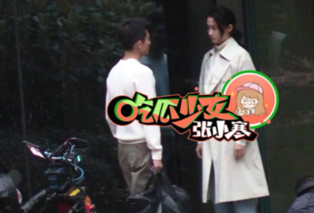 张一山片场互动亲密，勾关晓彤下巴笑开花？网友：不怕鹿晗吃醋