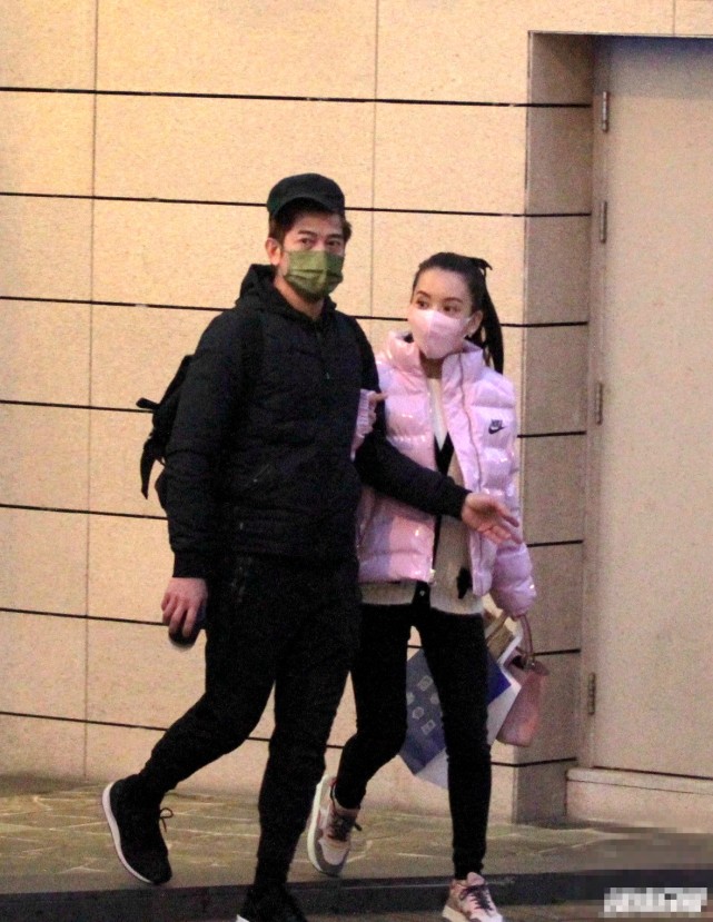 郭富城一家四口罕見同框，夫妻挽手很甜蜜，倆女兒正面超可愛