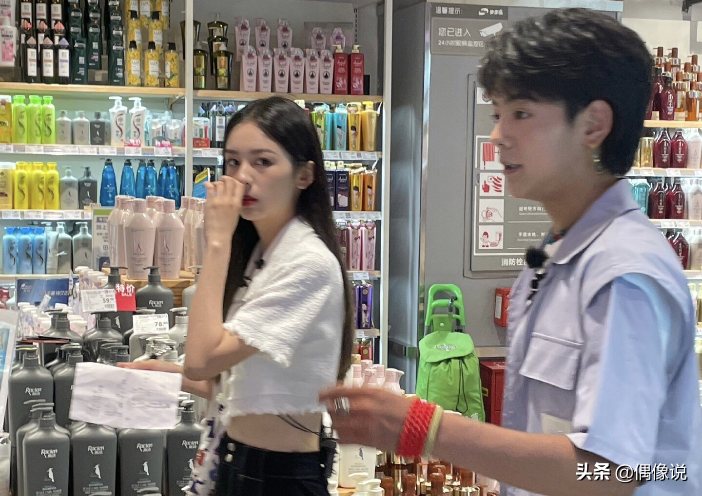 黄晓明深夜晒一桌美食，有baby爱吃的红烧肉，还有儿童餐具，幸福