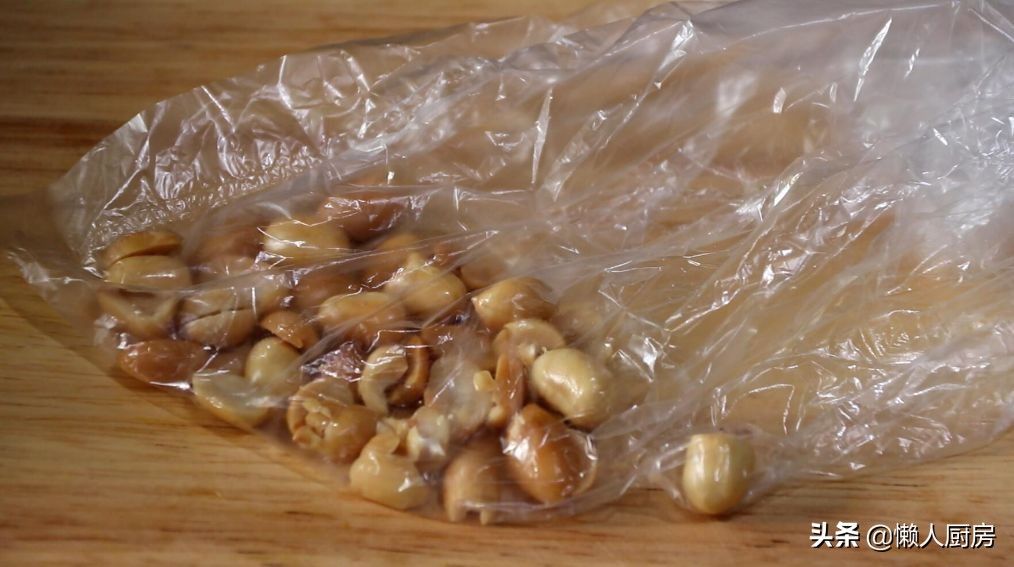 魚丸不用燒湯，撒點花生米拌一下，比燙火鍋得更好吃，吃起來更香
