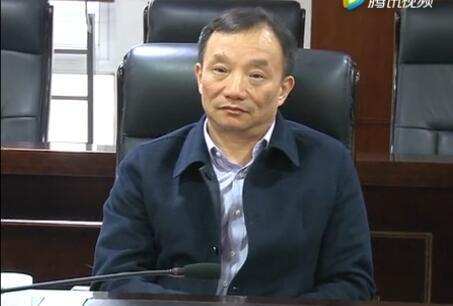 这个温州商人，卖眼镜起家，身价330亿，却从不接受采访，为啥