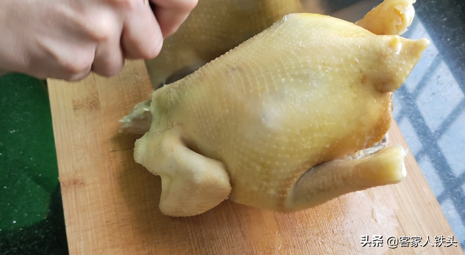 年夜飯雞肉怎樣吃？ 教你廣式白切雞正確做法，配2種蘸料爽滑味美