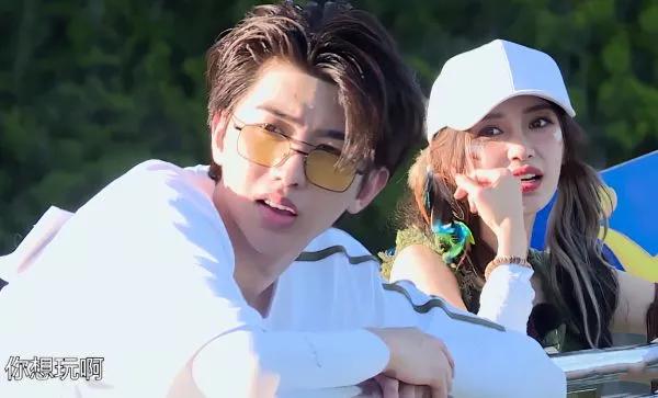 被夹在王嘉尔董思成中间时，baby坐姿谁注意？已