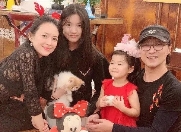 汪峰曬女兒彈琴為老婆慶生，醒醒與媽媽對視甜笑，繼女美過章子怡