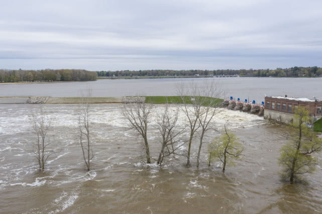 航拍画面十分骇人！百年大坝被洪水无情击溃，