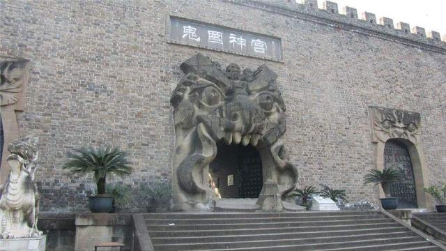 重庆丰都“最大鬼”，高138米，宽217米，嘴宽2