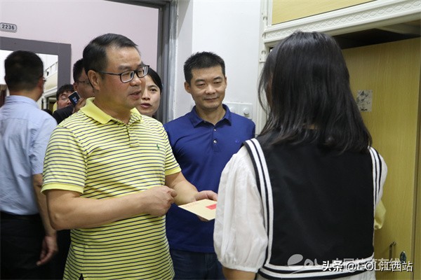 江西师大科技学院院领导走进学生宿舍看望2021级新同学