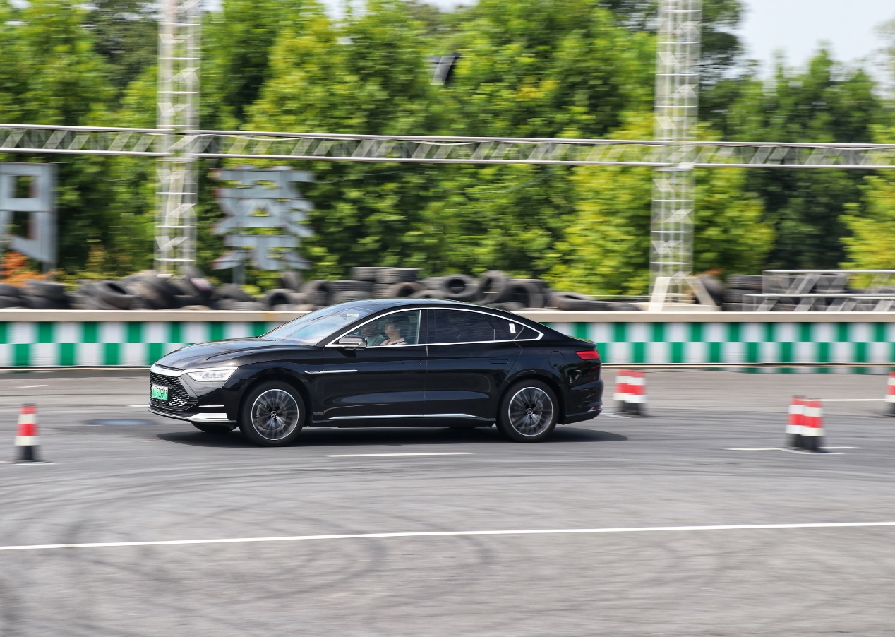 省的多还跑的快，品质堪比合资豪华轿车，深度环山试驾比亚迪汉DM