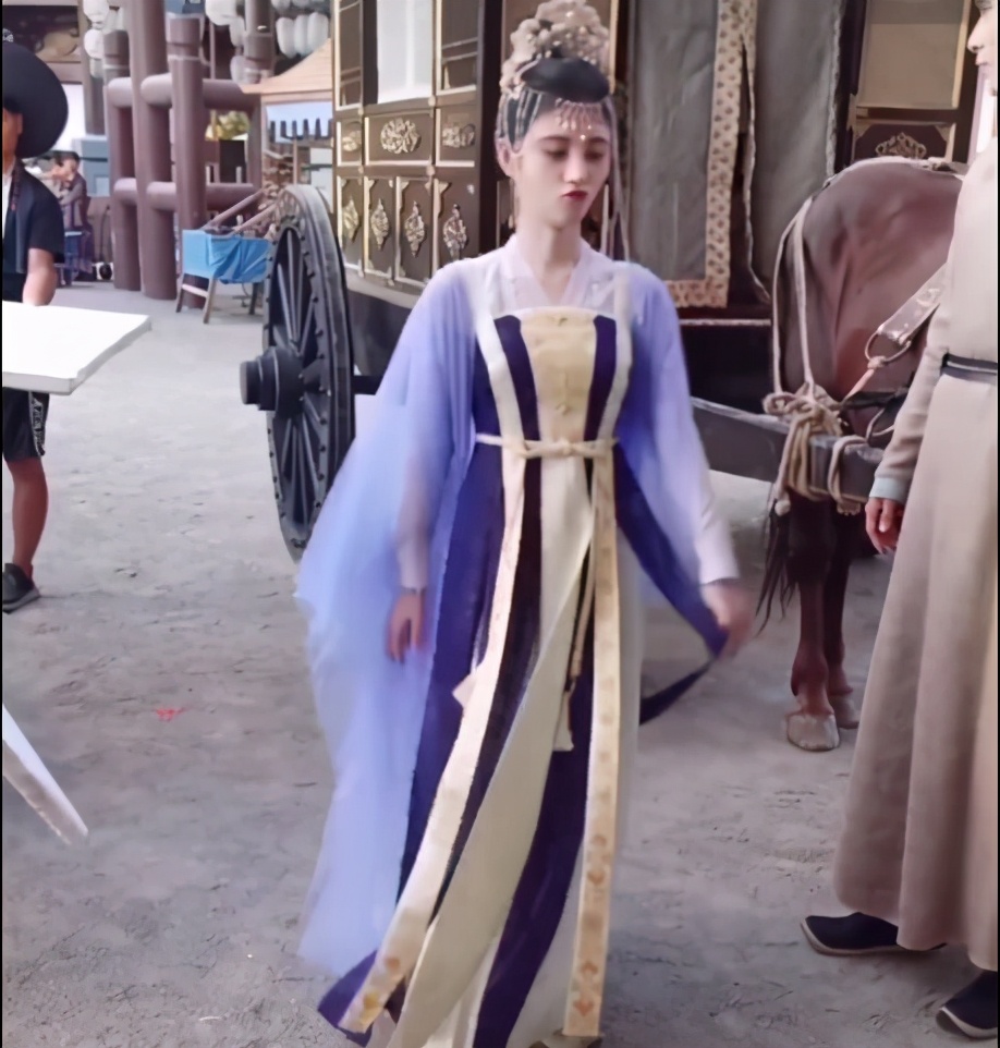 大热小花路透：鞠婧祎造型出彩但粉底厚，赵露思红绿搭配好霸气