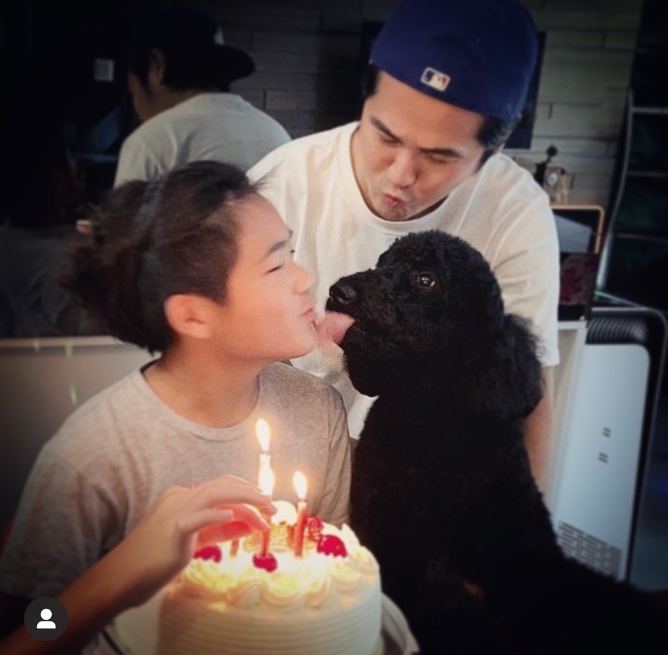 曹格晒儿子近照，13岁Joe长相与童年判若两人，背后豪宅惹人注目