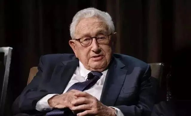 中国必须救美国？基辛格发出警告：美国败了中