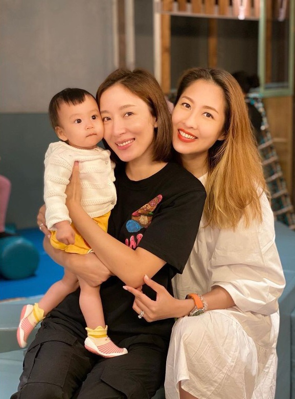 楊怡首次帶女兒出門見朋友，1歲小珍珠大眼超萌，很像爸爸羅仲謙