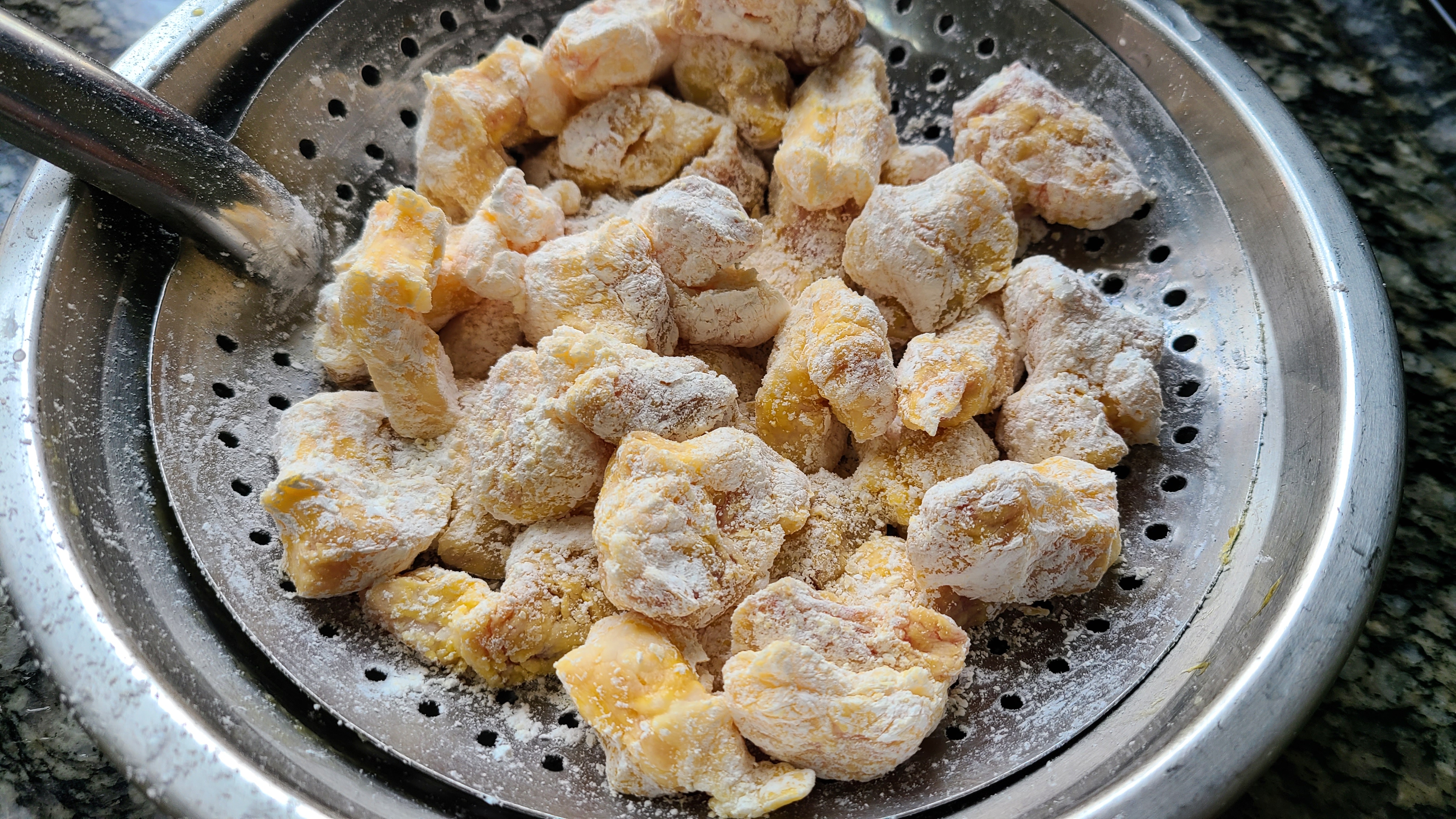 菠萝咕噜肉，广东夏天很火的一道美食，开胃又好吃，味道特别