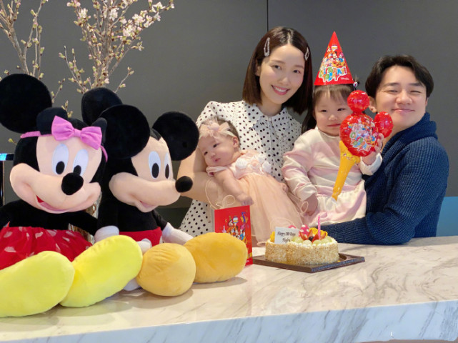 王祖藍曬全家福慶二寶滿百天，妹妹長相隨媽，姐姐笑起來超像爸爸