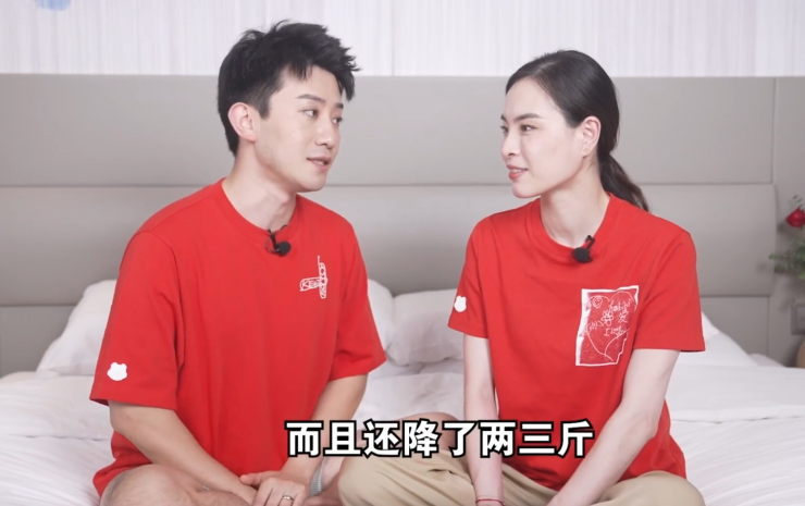 吴敏霞挺孕肚现身机场！皮肤白皙四肢纤细，老公在旁推行李