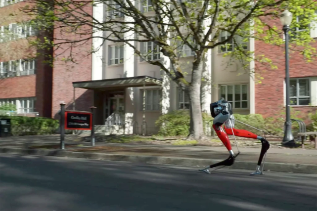 美军资助的双足机器人自主完成5公里户外跑，用时53分钟