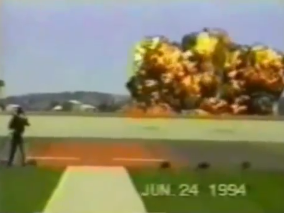 过分自信，美国飞行员驾驶轰炸机疯狂炫技，却