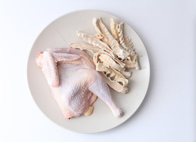 图片[1]-干笋黄焖鸡的做法步骤图厨师长教你在家做黄焖鸡好吃又实惠比-起舞食谱网