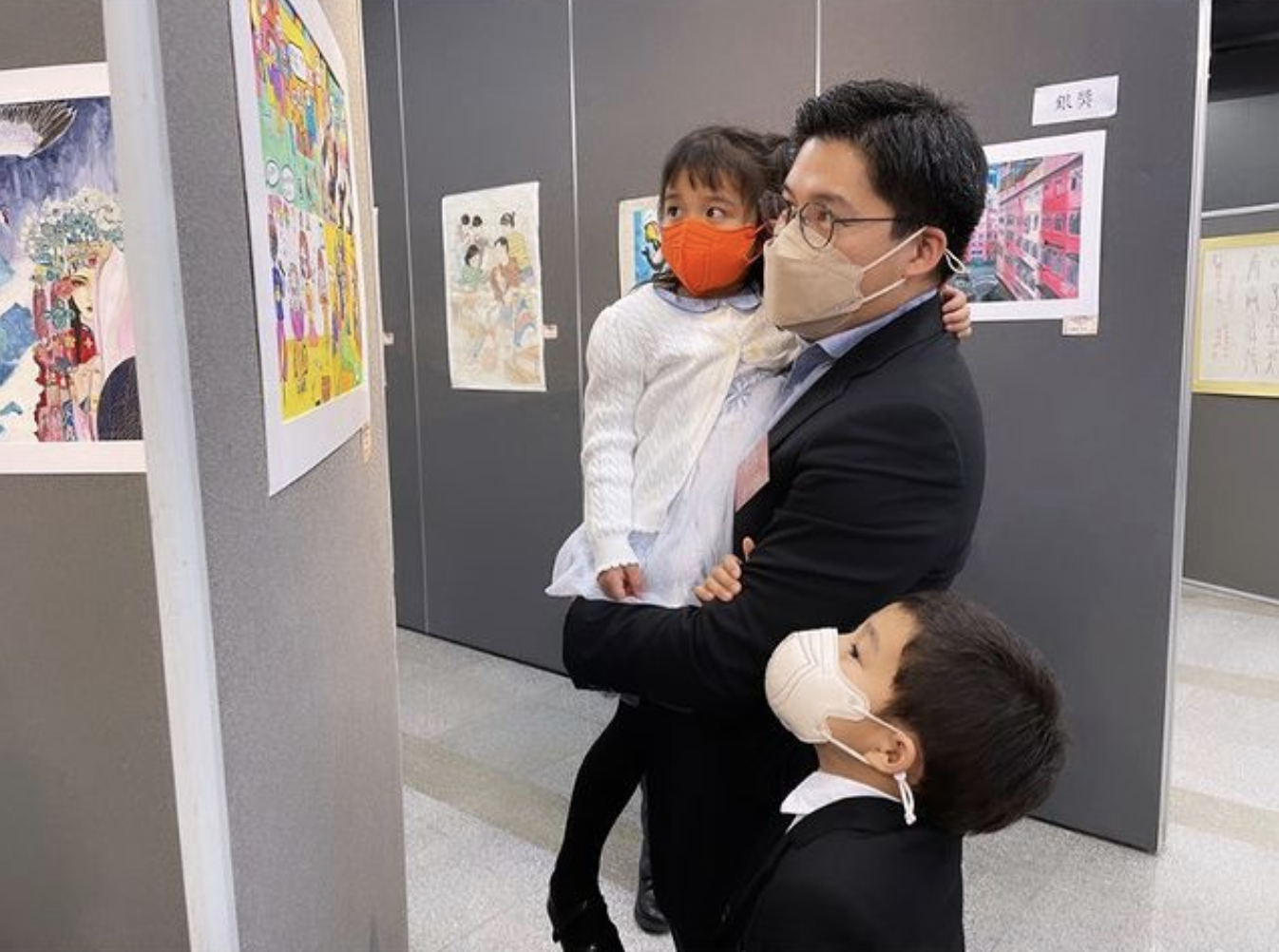 霍啟剛週末攜妻兒看畫展，兒子專注女兒秀氣，郭晶晶穿搭氣質佳