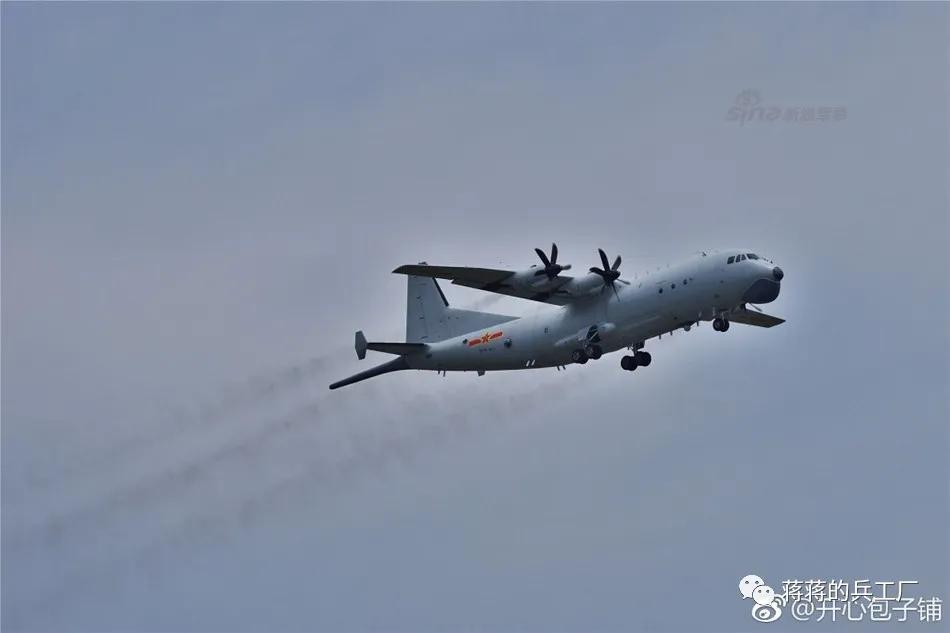 空潜200巡逻机空投航空自导深弹和声呐浮标抓潜艇，数量众多