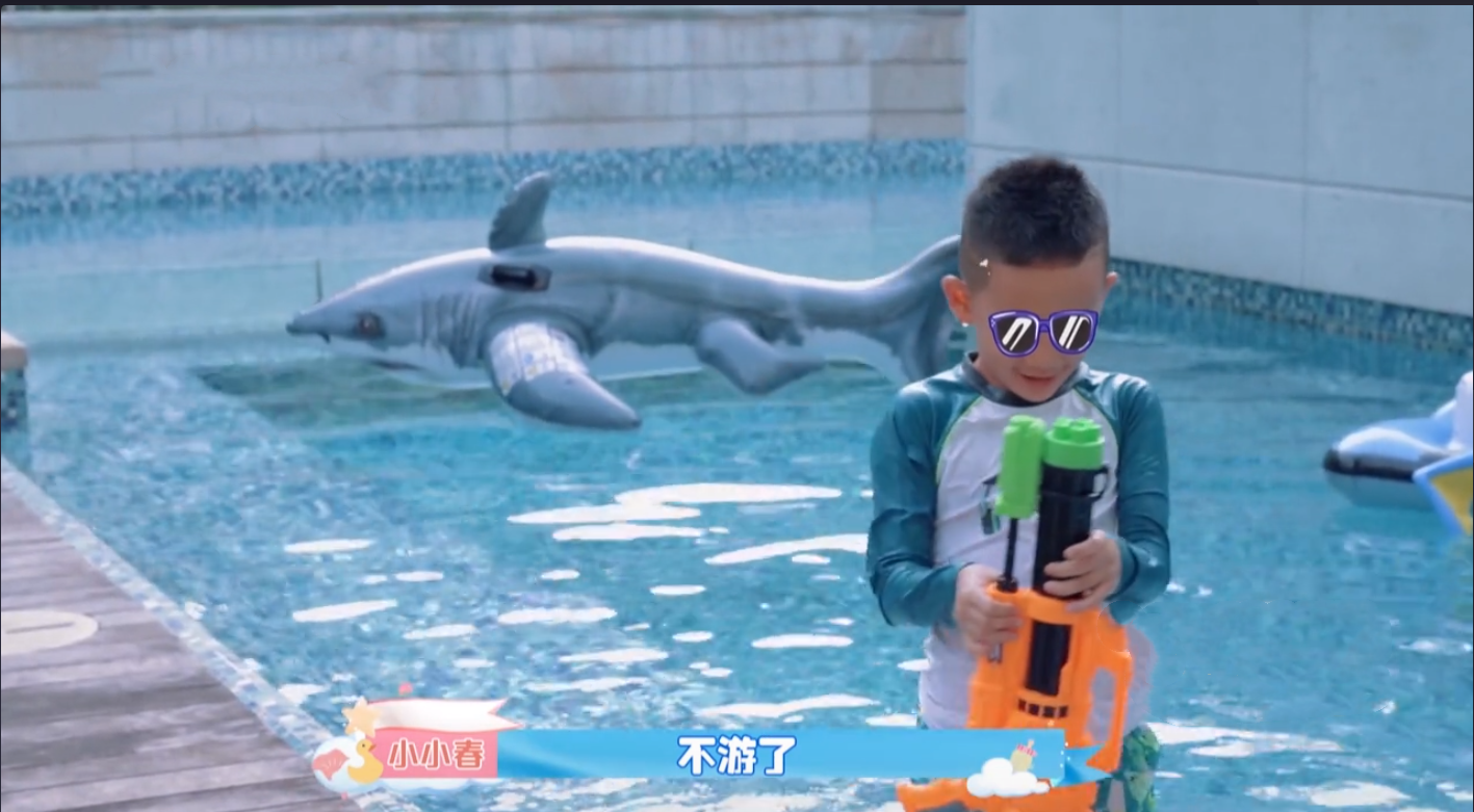 陳小春應采兒夫婦教育統一，小小春游泳冷到冒泡被要求陸地禁止