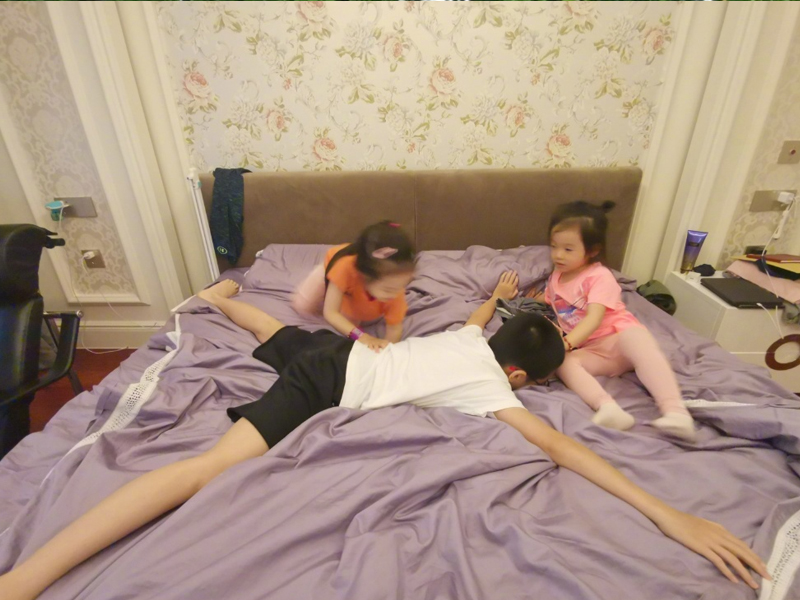 杨威双胞胎女儿太好辨认！各自遗传爸妈基因，姐妹俩还真不偏心啊