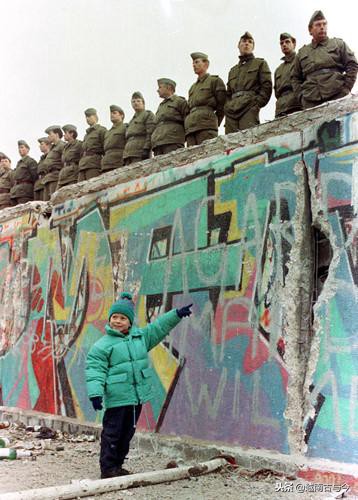 老照片：1989年柏林墙倒塌，德国人用锤子彻底拆除了隔离墙。
