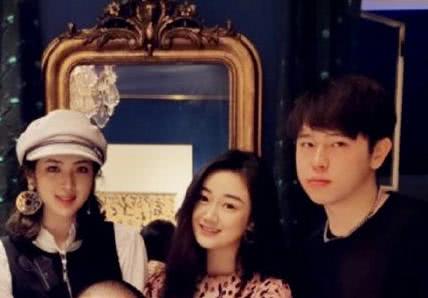 陈凯歌长子与任正非小女儿同框聚餐，两人气质