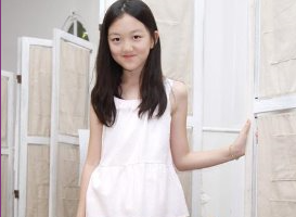 李嫣戴墨镜方式火上热搜，自称李十万怒怼喷子，王菲女儿太个性