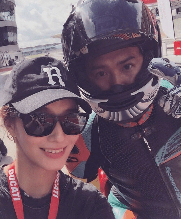 毫不在乎？欧弟刚刚才官宣离婚，郑云灿就骑机