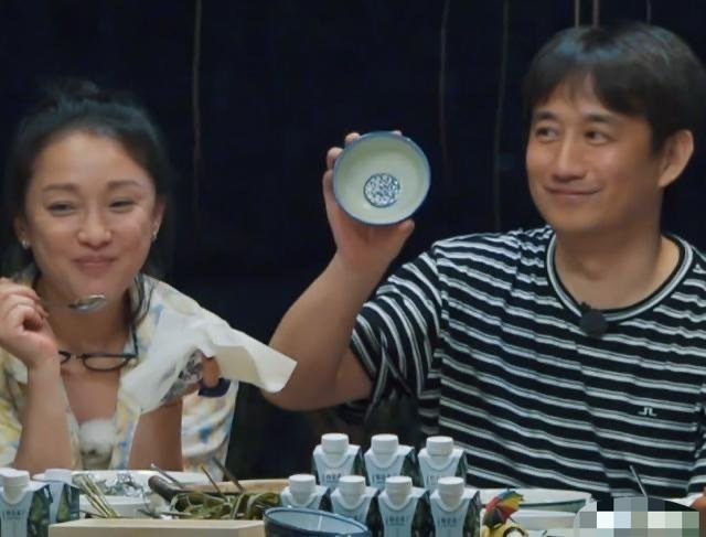 周迅被爆离婚后首现身，颈纹眼袋发际线后移，