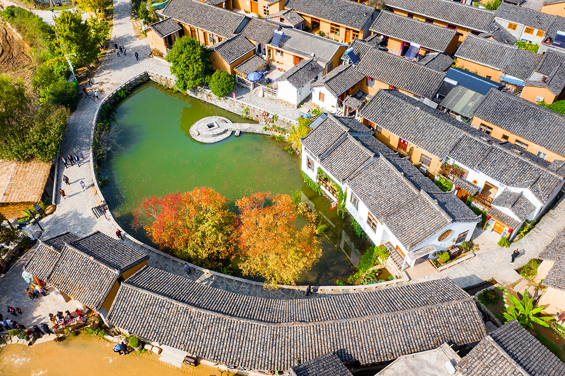 中国乡村旅游新杀出一匹“黑马”，人们都往这跑，深秋旅游真火爆