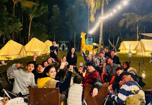 周杰倫生日現場大合照曝光，兒女正臉出鏡，海瑟薇高冷羅密歐可愛