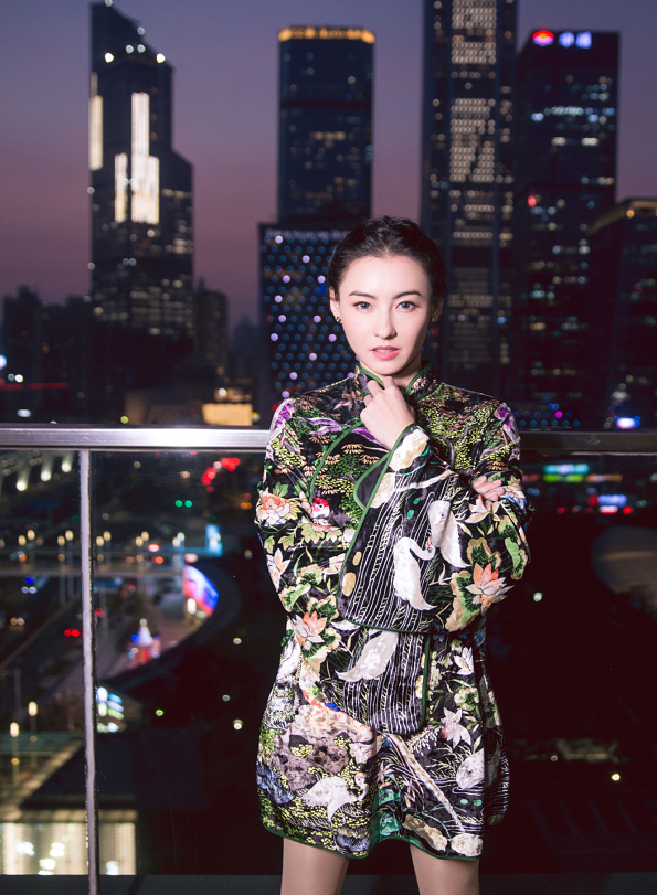 张柏芝最近身材是“反弹”了吗，侧面看似“圆