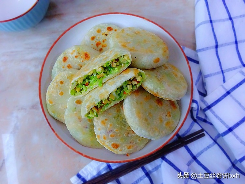 包菜和香干搭配做馅饼，一次至少吃5张，开胃解腻，吃多也没负担