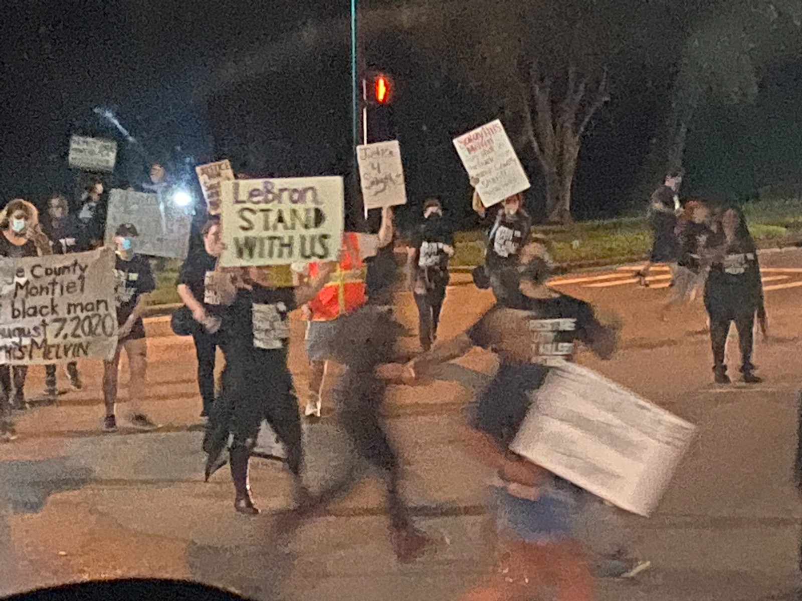 壓力山大！湖人贏球後，詹姆斯遇到糟心事，抗議者堵車要求他表態