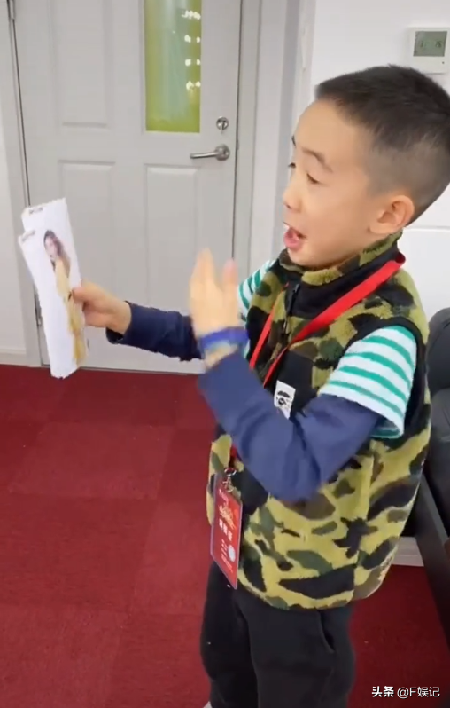 應采兒被兒子小小春嫌棄簽名照網友卻大贊兒子翻白眼像足媽媽