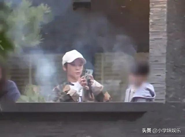 吴京一家惊现路边烧烤，昔日一贯硬汉形象的他