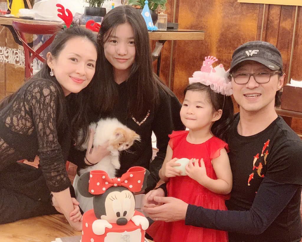 不留情面！章子怡怒气冲出餐厅，“三婚”老公