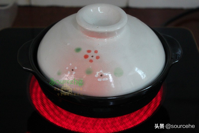 秋冬季，五花肉別紅燒，加山藥倒入砂鍋燉一燉，熱乎乎很暖胃
