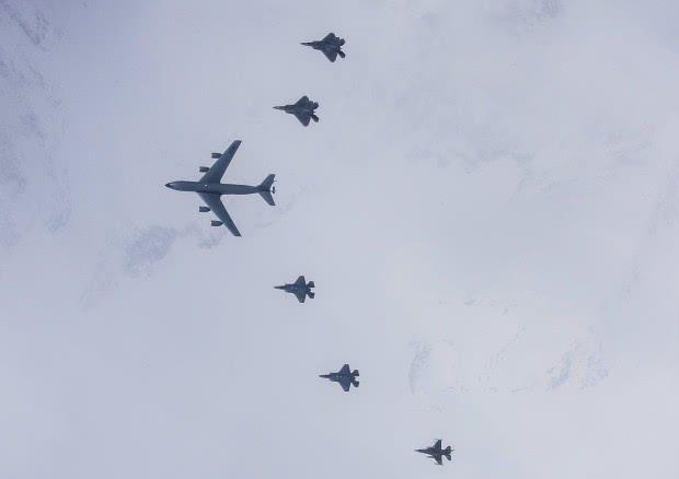 无视警告！美军18架F22战机直奔白令海，普京担心