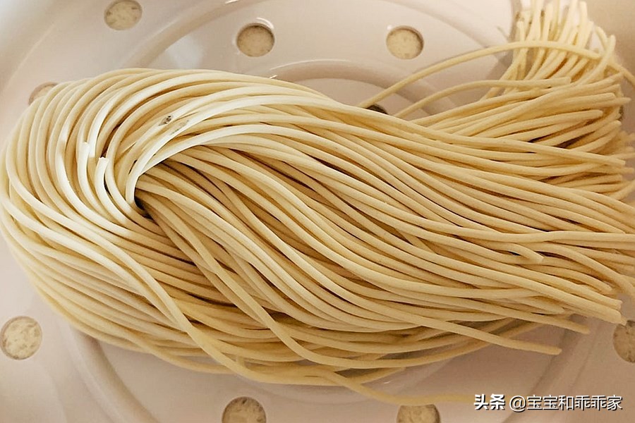 黑芝麻酱热干面，香气浓烈而厚重，面条劲道、口感好