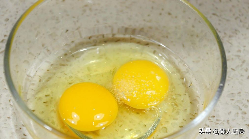 沒想到紫菜炒飯這麼好吃，配上1個雞蛋和半根胡蘿蔔，顏色豐富