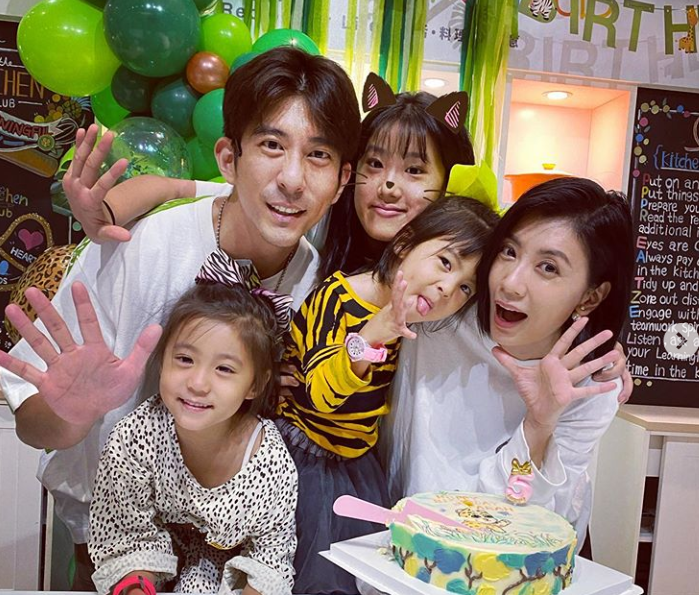 修杰楷接女儿放学，贵族学校每年72万，贾静雯戴过亿珠宝拼事业