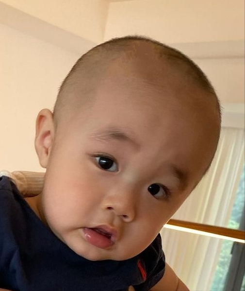 古巨基元旦晒儿子视频，Kuson笑容治愈，神情呆萌像爸爸