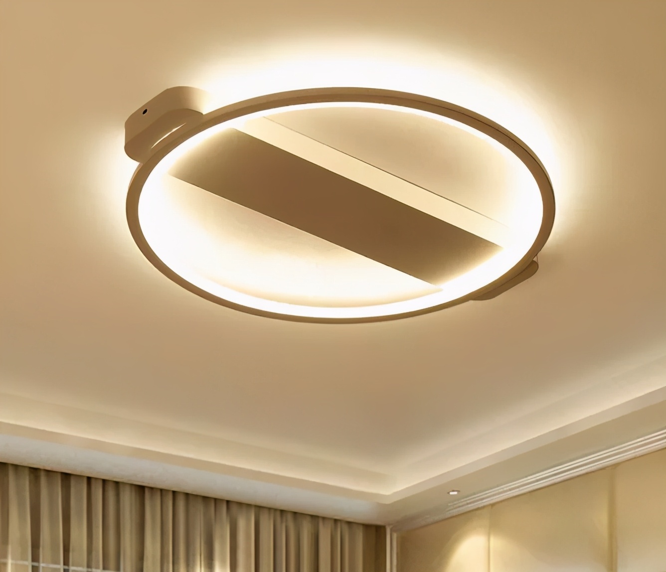 part 1吸顶灯的款式相比于吊灯的华丽,落地灯的个性,吸顶灯在人们的