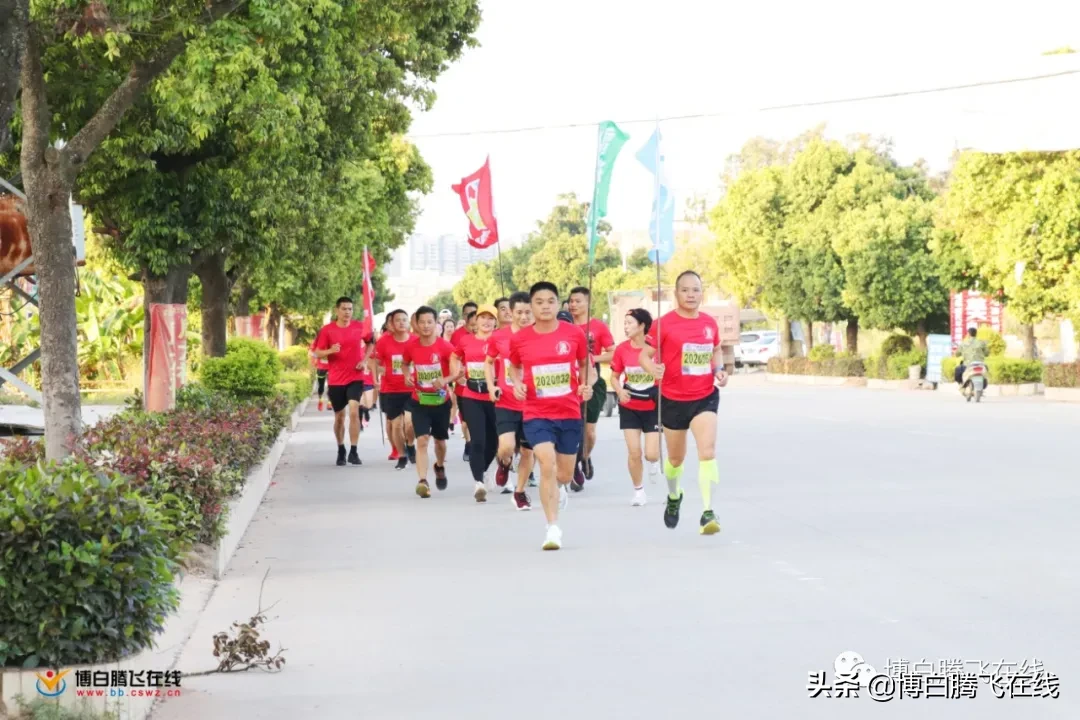 昨天，博白人民公园聚集了一大群人，这是要……